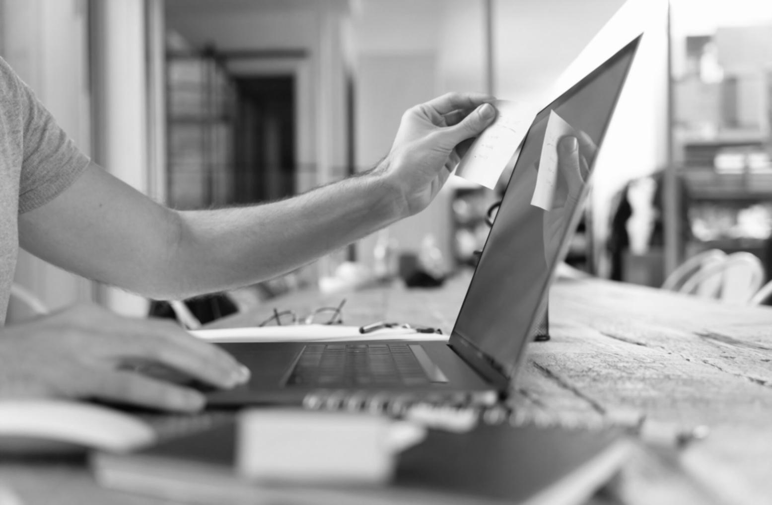 Studierende arbeiten gemeinsam an SEO-Projekten